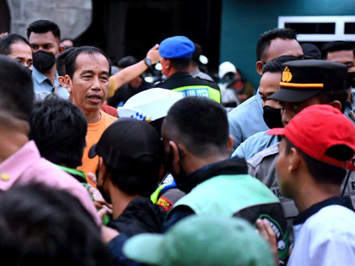 Presiden Joko Widodo membagikan bantuan sembako hingga hamper untuk masyarakat di di Jalan Mayor Oking sekitar Stasiun Bogor, Kota Bogor, Jawa Barat.