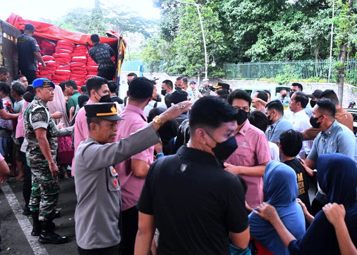 Presiden Joko Widodo membagikan bantuan sembako hingga hamper untuk masyarakat di Jalan Otista, Kota Bogor, Jawa Barat, Jumat (14/4/2023).