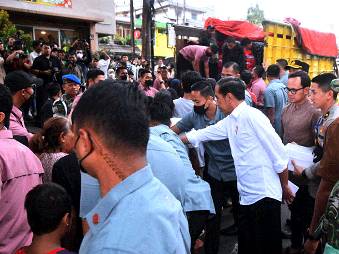 Presiden Joko Widodo membagikan bantuan sembako hingga hamper untuk masyarakat di Jalan Otista, Kota Bogor, Jawa Barat, Jumat (14/4/2023).