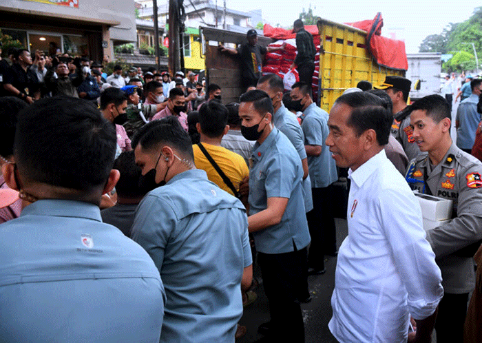 Presiden Joko Widodo membagikan bantuan sembako hingga hamper untuk masyarakat di Jalan Otista, Kota Bogor, Jawa Barat, Jumat (14/4/2023).