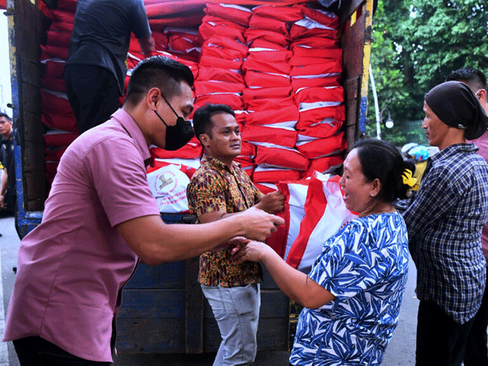 Presiden Joko Widodo membagikan bantuan sembako hingga hamper untuk masyarakat di Jalan Otista, Kota Bogor, Jawa Barat, Jumat (14/4/2023).