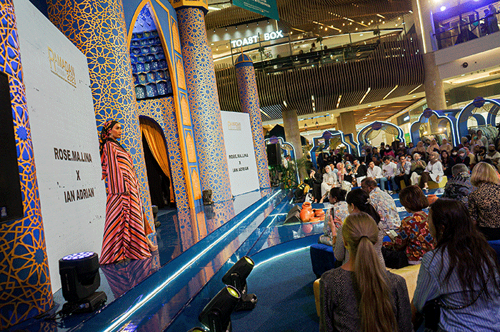 Sejumlah model mengenakan busana muslim karya desainer lokal dalam acara Ramadan Runway 2023 di Mal Kota Kasablanka, Jakarta Selatan, Jumat (14/4/2023).