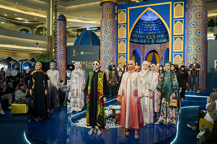 Sejumlah model mengenakan busana muslim karya desainer lokal dalam acara Ramadan Runway 2023 di Mal Kota Kasablanka, Jakarta Selatan, Jumat (14/4/2023).