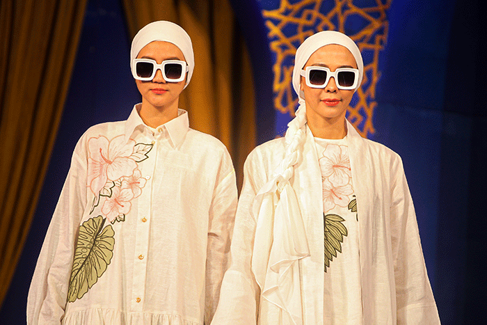 Sejumlah model mengenakan busana muslim karya desainer lokal dalam acara Ramadan Runway 2023 di Mal Kota Kasablanka, Jakarta Selatan, Jumat (14/4/2023).