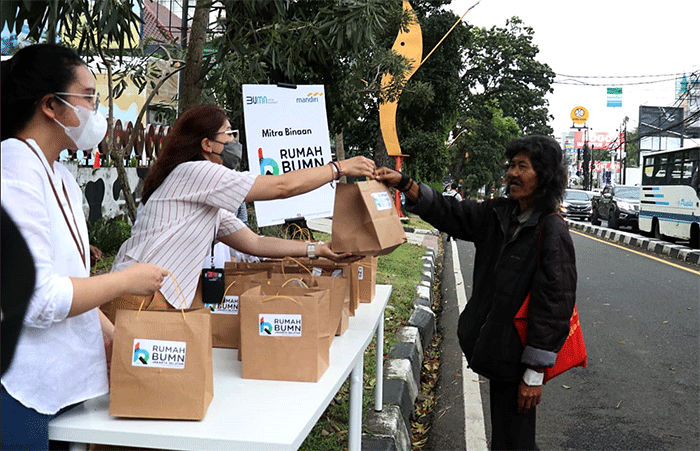 Tak hanya itu, Bank Mandiri juga menyerahkan 133 ribu lebih paket sembako kepada masyarakat yang membutuhkan di berbagai wilayah.