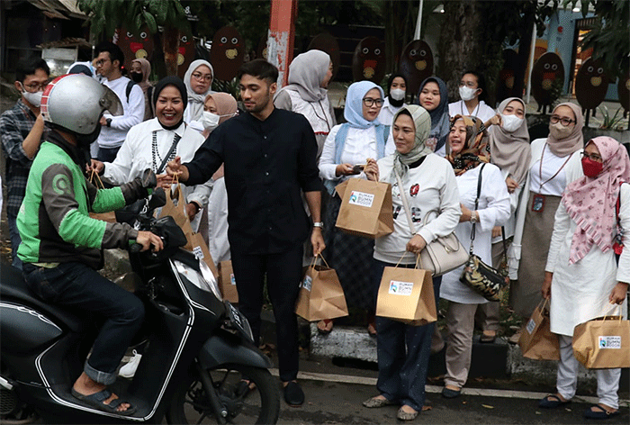 Tak hanya itu, Bank Mandiri juga menyerahkan 133 ribu lebih paket sembako kepada masyarakat yang membutuhkan di berbagai wilayah.
