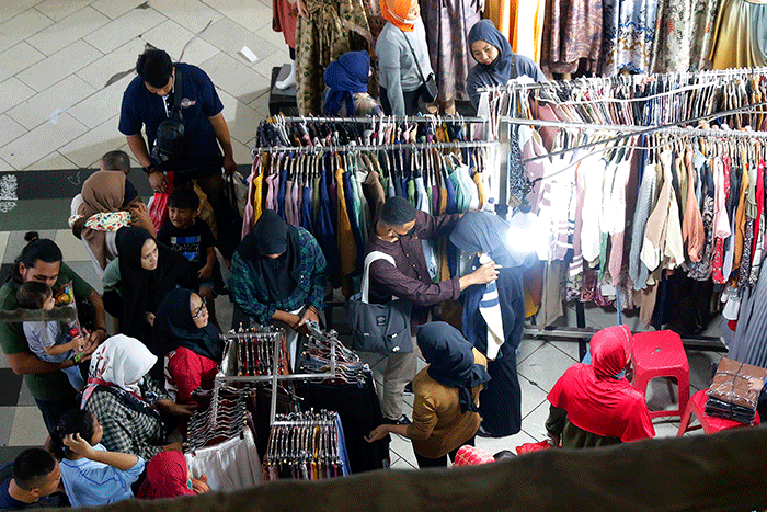 Warga berbelanja pakaian di Blok B Pasar Tanah Abang, Jakarta, Sabtu (15/4/2023).