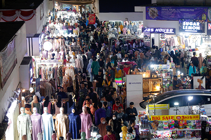 Warga berbelanja pakaian di Blok B Pasar Tanah Abang, Jakarta, Sabtu (15/4/2023).