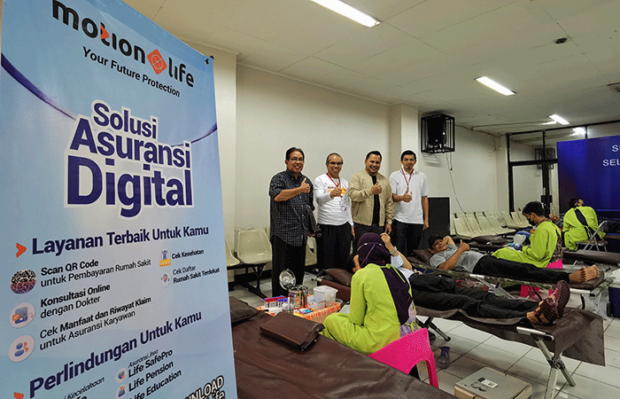 Masyarakat saat mengikuti kegiatan donor darah yang diselenggarakan oleh Gereja Masehi Advent Hari Ketujuh (GMAHK) dengan MNC Life di Jakarta.