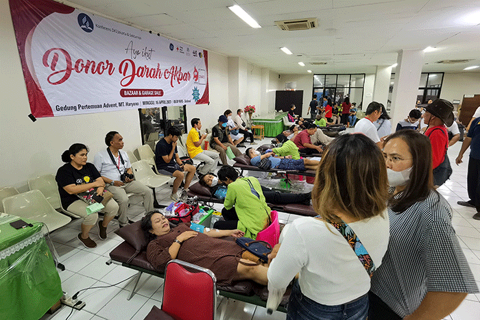 Masyarakat saat mengikuti kegiatan donor darah yang diselenggarakan oleh Gereja Masehi Advent Hari Ketujuh (GMAHK) dengan MNC Life di Jakarta.