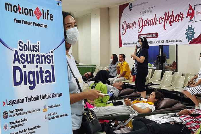 Masyarakat saat mengikuti kegiatan donor darah yang diselenggarakan oleh Gereja Masehi Advent Hari Ketujuh (GMAHK) dengan MNC Life di Jakarta.