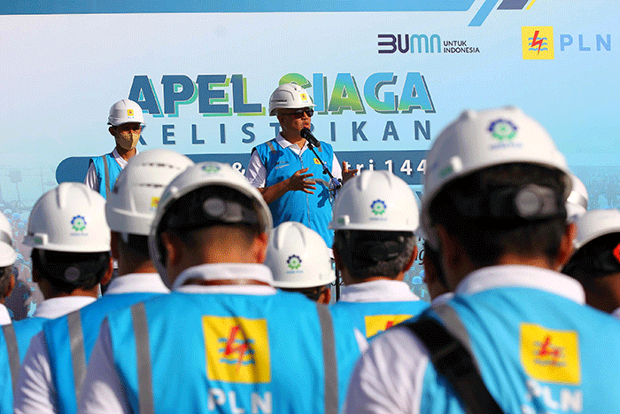 General Manager PLN UID Jakarta Raya, Doddy B. Pangaribuan mengecek peralatan listrik pada kegiatan apel siaga Idul Fitri 2023.