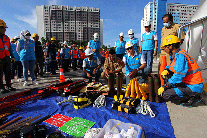 General Manager PLN UID Jakarta Raya, Doddy B. Pangaribuan mengecek peralatan listrik pada kegiatan apel siaga Idul Fitri 2023.