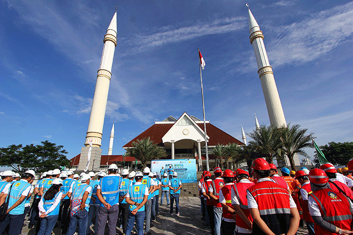 General Manager PLN UID Jakarta Raya, Doddy B. Pangaribuan mengecek peralatan listrik pada kegiatan apel siaga Idul Fitri 2023.
