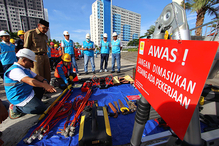 General Manager PLN UID Jakarta Raya, Doddy B. Pangaribuan mengecek peralatan listrik pada kegiatan apel siaga Idul Fitri 2023.