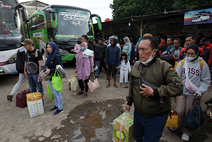 Sejumlah calon penumpang bersiap naik bus di Terminal Bus Pondok Pinang, Jakarta, Minggu (16/4/2023).