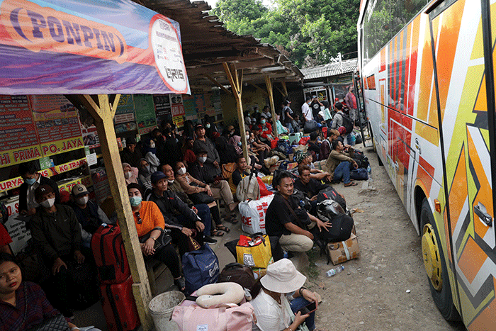 Sejumlah calon penumpang bersiap naik bus di Terminal Bus Pondok Pinang, Jakarta, Minggu (16/4/2023).