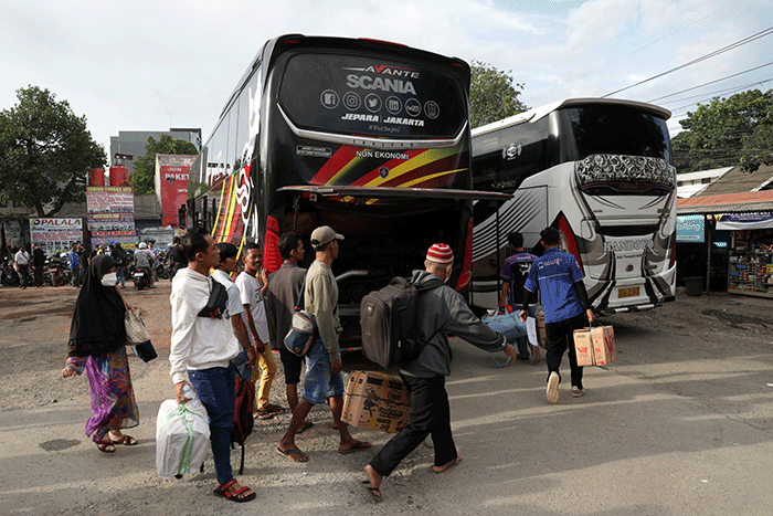 Sejumlah calon penumpang bersiap naik bus di Terminal Bus Pondok Pinang, Jakarta, Minggu (16/4/2023).
