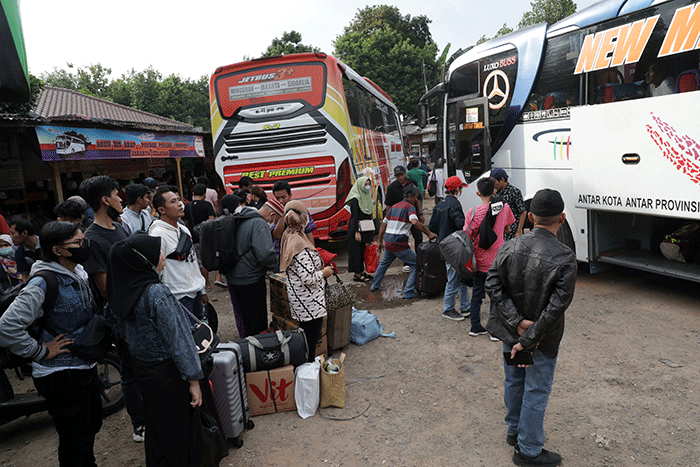 Sejumlah calon penumpang bersiap naik bus di Terminal Bus Pondok Pinang, Jakarta, Minggu (16/4/2023).