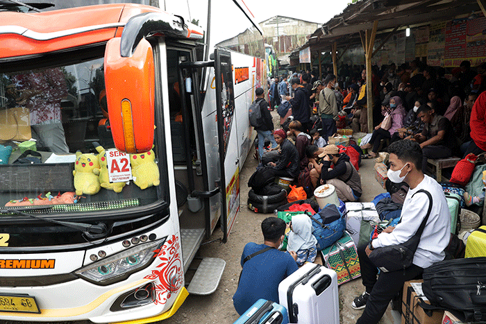 Sejumlah calon penumpang bersiap naik bus di Terminal Bus Pondok Pinang, Jakarta, Minggu (16/4/2023).