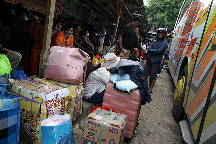 Sejumlah calon penumpang bersiap naik bus di Terminal Bus Pondok Pinang, Jakarta, Minggu (16/4/2023).