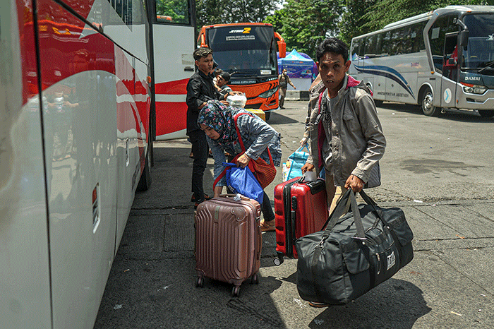 Sejumlah pemudik menunggu keberangkatan bus tujuan kampung halaman di Terminal Kampung Rambutan, Jakarta Timur, Senin (17/4/2023).