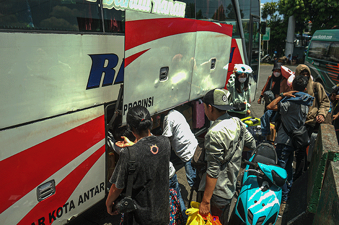 Sejumlah pemudik menunggu keberangkatan bus tujuan kampung halaman di Terminal Kampung Rambutan, Jakarta Timur, Senin (17/4/2023).