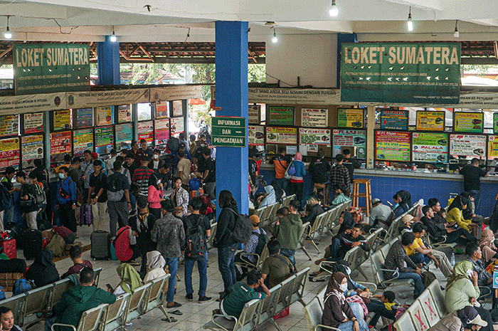 Sejumlah pemudik menunggu keberangkatan bus tujuan kampung halaman di Terminal Kampung Rambutan, Jakarta Timur, Senin (17/4/2023).