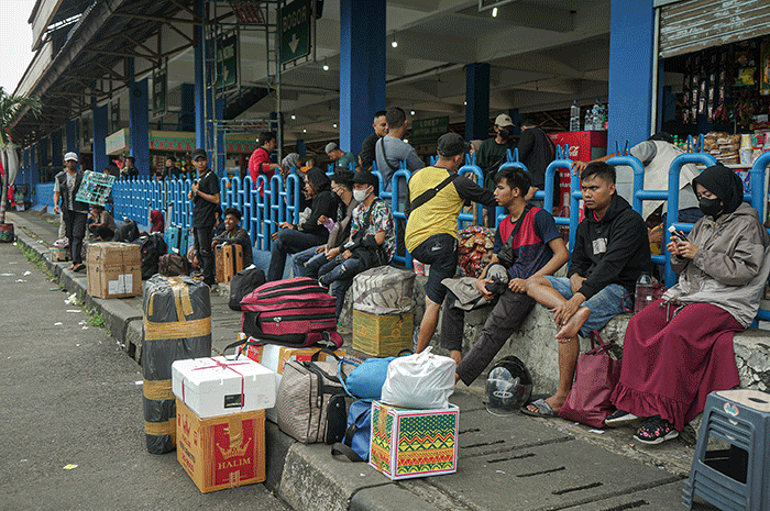 Sejumlah pemudik menunggu keberangkatan bus tujuan kampung halaman di Terminal Kampung Rambutan, Jakarta Timur, Senin (17/4/2023).