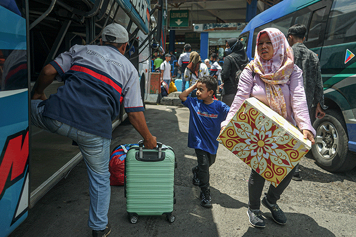 Sejumlah pemudik menunggu keberangkatan bus tujuan kampung halaman di Terminal Kampung Rambutan, Jakarta Timur, Senin (17/4/2023).