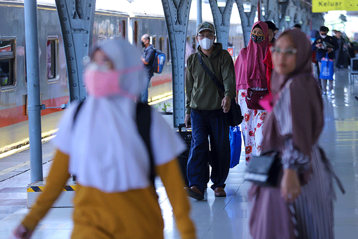 Penumpang bersiap menunggu keberangkatan Kereta Api di Stasiun Pasar Senen, Jakarta Pusat, Senin (17/4/2023).