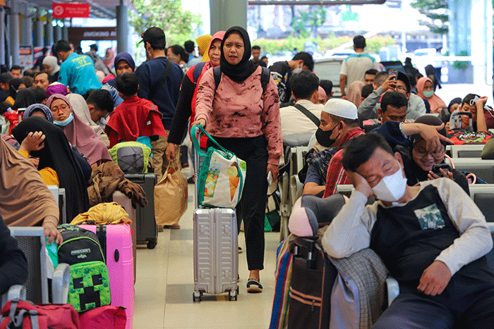 Penumpang bersiap menunggu keberangkatan Kereta Api di Stasiun Pasar Senen, Jakarta Pusat, Senin (17/4/2023).