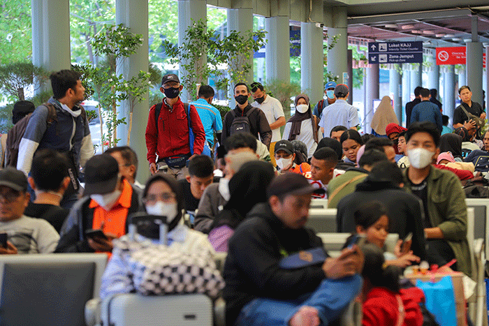 Penumpang bersiap menunggu keberangkatan Kereta Api di Stasiun Pasar Senen, Jakarta Pusat, Senin (17/4/2023).
