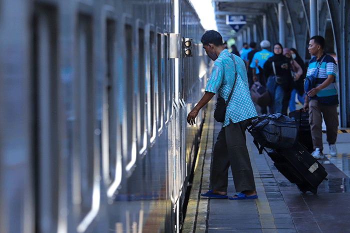 Penumpang bersiap menunggu keberangkatan Kereta Api di Stasiun Pasar Senen, Jakarta Pusat, Senin (17/4/2023).