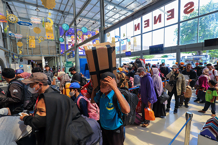Penumpang bersiap menunggu keberangkatan Kereta Api di Stasiun Pasar Senen, Jakarta Pusat, Senin (17/4/2023).