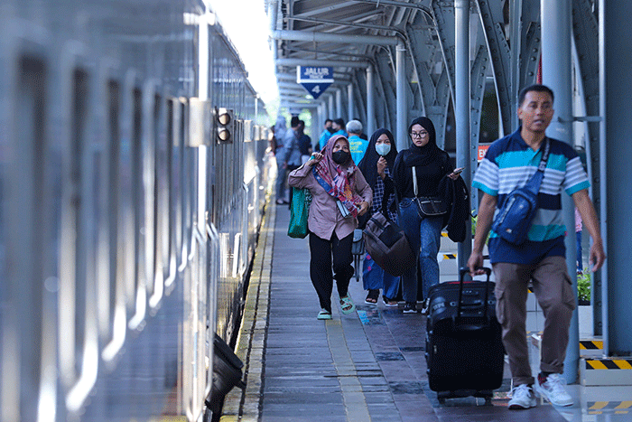 Penumpang bersiap menunggu keberangkatan Kereta Api di Stasiun Pasar Senen, Jakarta Pusat, Senin (17/4/2023).