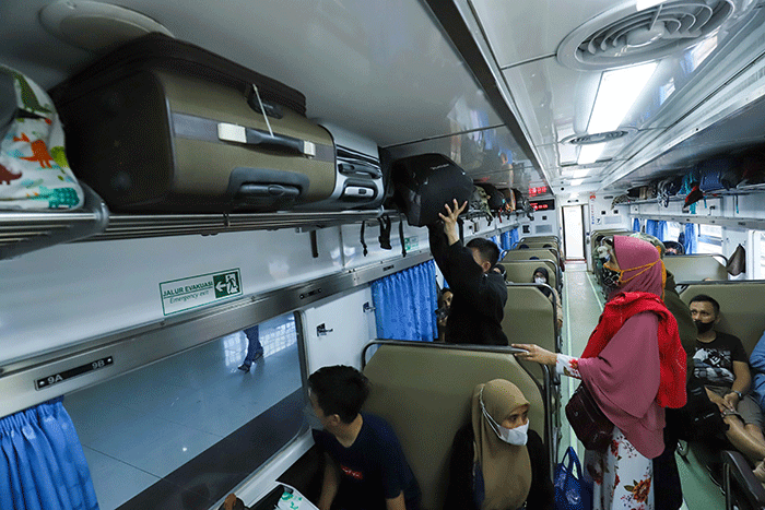 Penumpang bersiap menunggu keberangkatan Kereta Api di Stasiun Pasar Senen, Jakarta Pusat, Senin (17/4/2023).