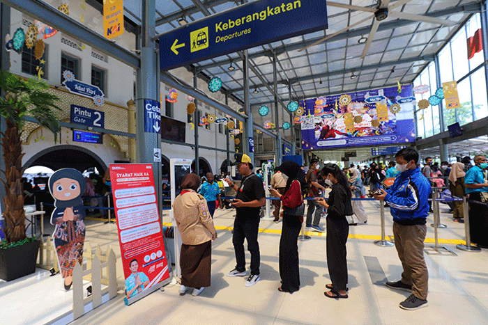 Penumpang bersiap menunggu keberangkatan Kereta Api di Stasiun Pasar Senen, Jakarta Pusat, Senin (17/4/2023).