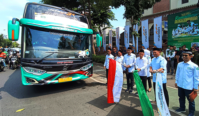 Pelepasan keberangkatan peserta mudik bareng NU-Bank Mandiri di Kantor Pusat PBNU Kramat, Jakarta, Minggu (16/4/2023).