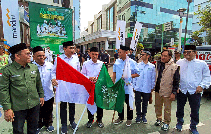 Pelepasan keberangkatan peserta mudik bareng NU-Bank Mandiri di Kantor Pusat PBNU Kramat, Jakarta, Minggu (16/4/2023).