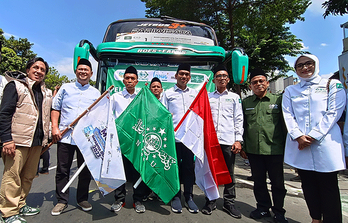 Pelepasan keberangkatan peserta mudik bareng NU-Bank Mandiri di Kantor Pusat PBNU Kramat, Jakarta, Minggu (16/4/2023).