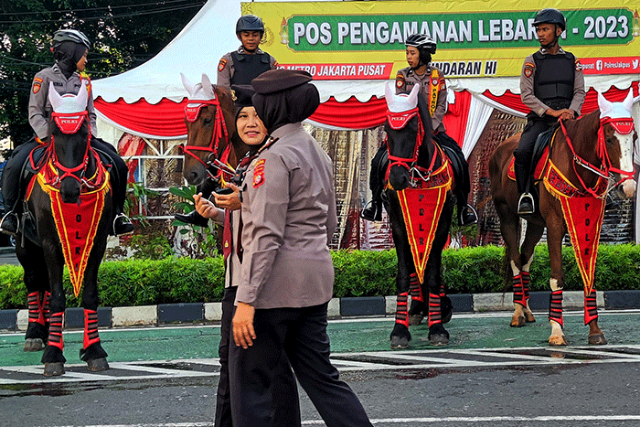 Petugas kepolisian berkuda saat patroli pengamanan di kawasan Car Free Day, Jakarta, Minggu (16/4/2023).