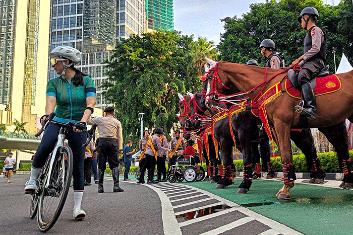 Petugas kepolisian berkuda saat patroli pengamanan di kawasan Car Free Day, Jakarta, Minggu (16/4/2023).