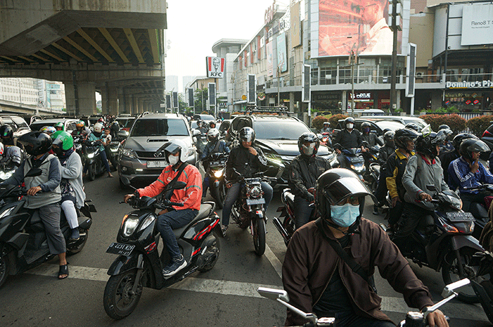 Pemudik menggunakan sepeda motor melintas di Jalan M Hasibuan, Bekasi, Jawa Barat, Selasa (18/4/2023).