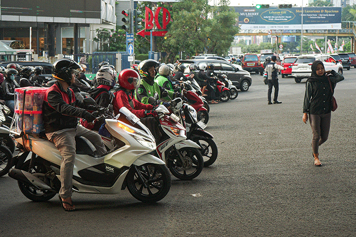 Pemudik menggunakan sepeda motor melintas di Jalan M Hasibuan, Bekasi, Jawa Barat, Selasa (18/4/2023).