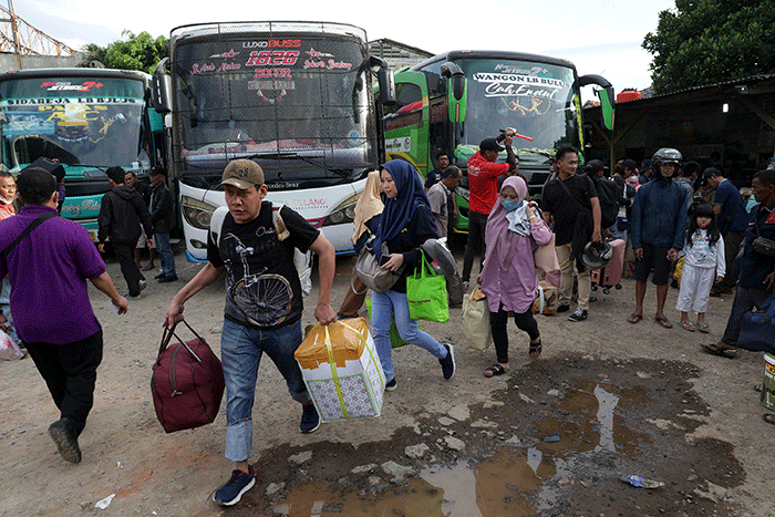 Sejumlah calon penumpang bersiap naik bus di Terminal Bus Pondok Pinang, Jakarta, Senin (17/4/2023).