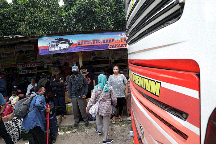 Sejumlah calon penumpang bersiap naik bus di Terminal Bus Pondok Pinang, Jakarta, Senin (17/4/2023).