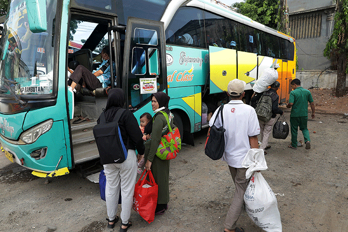 Sejumlah calon penumpang bersiap naik bus di Terminal Bus Pondok Pinang, Jakarta, Senin (17/4/2023).