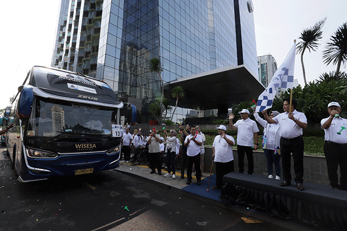 Direktur Utama BSI Hery Gunardi melepas peserta Mudik Bareng BSI di Jakarta, Selasa (18/4/2023).