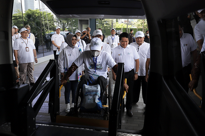 Direktur Utama BSI Hery Gunardi melepas peserta Mudik Bareng BSI di Jakarta, Selasa (18/4/2023).
